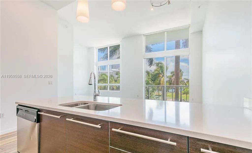 Quantum on the bay Unit #506 | Picture 3